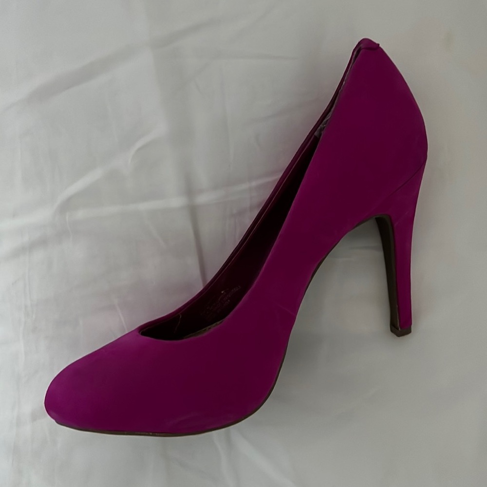 Pink suede pump